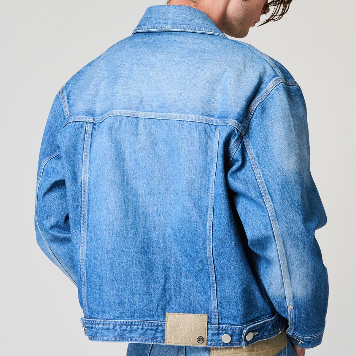 G-FRANCOのメンズデニムジャケットタックジャケットナミの背面からの着画像